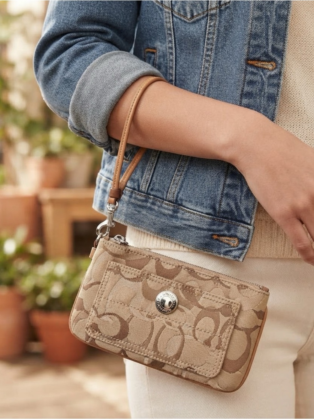 COACH Signature Canvas Wristlet 
Jacquard signature coach canvas 
W/hangtag NWOT